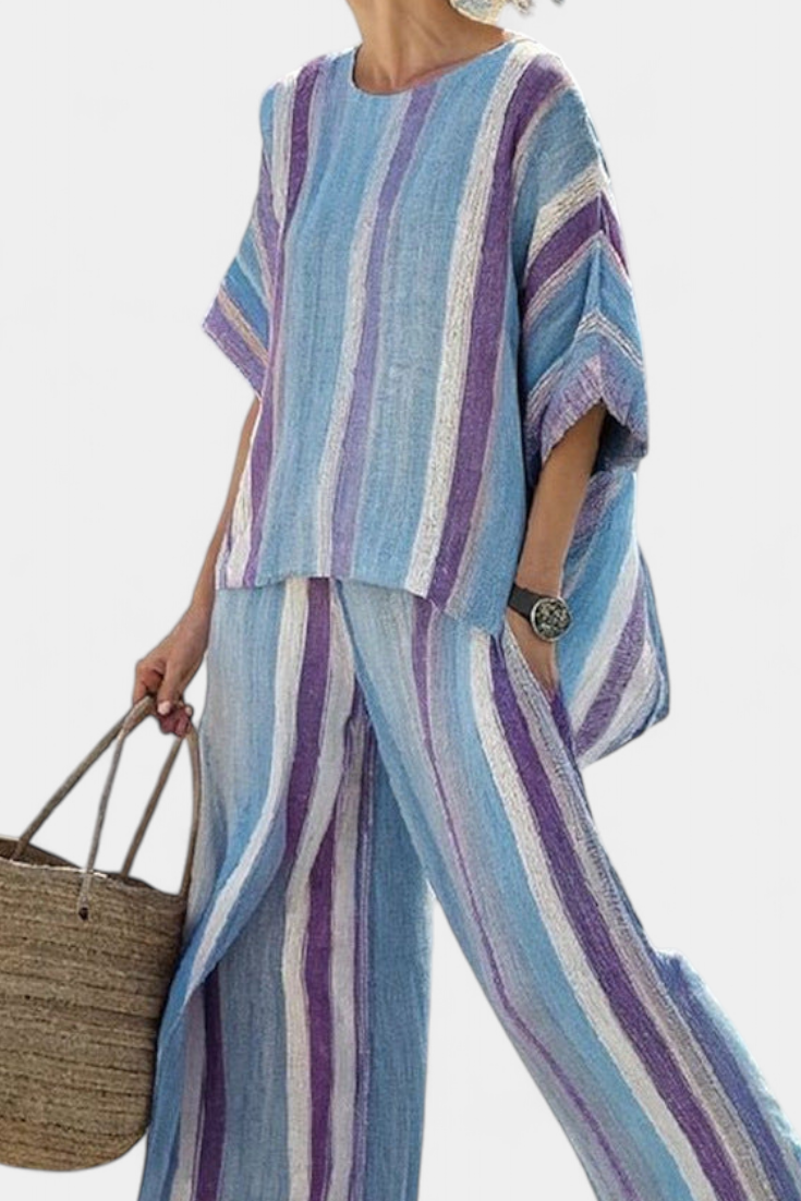 Gestreifter Streifenanzug mit weitem Shirt und Hose, türkis-lila-blaue Streifen und Knopfdetail