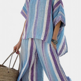 Gestreifter Streifenanzug mit weitem Shirt und Hose, türkis-lila-blaue Streifen und Knopfdetail