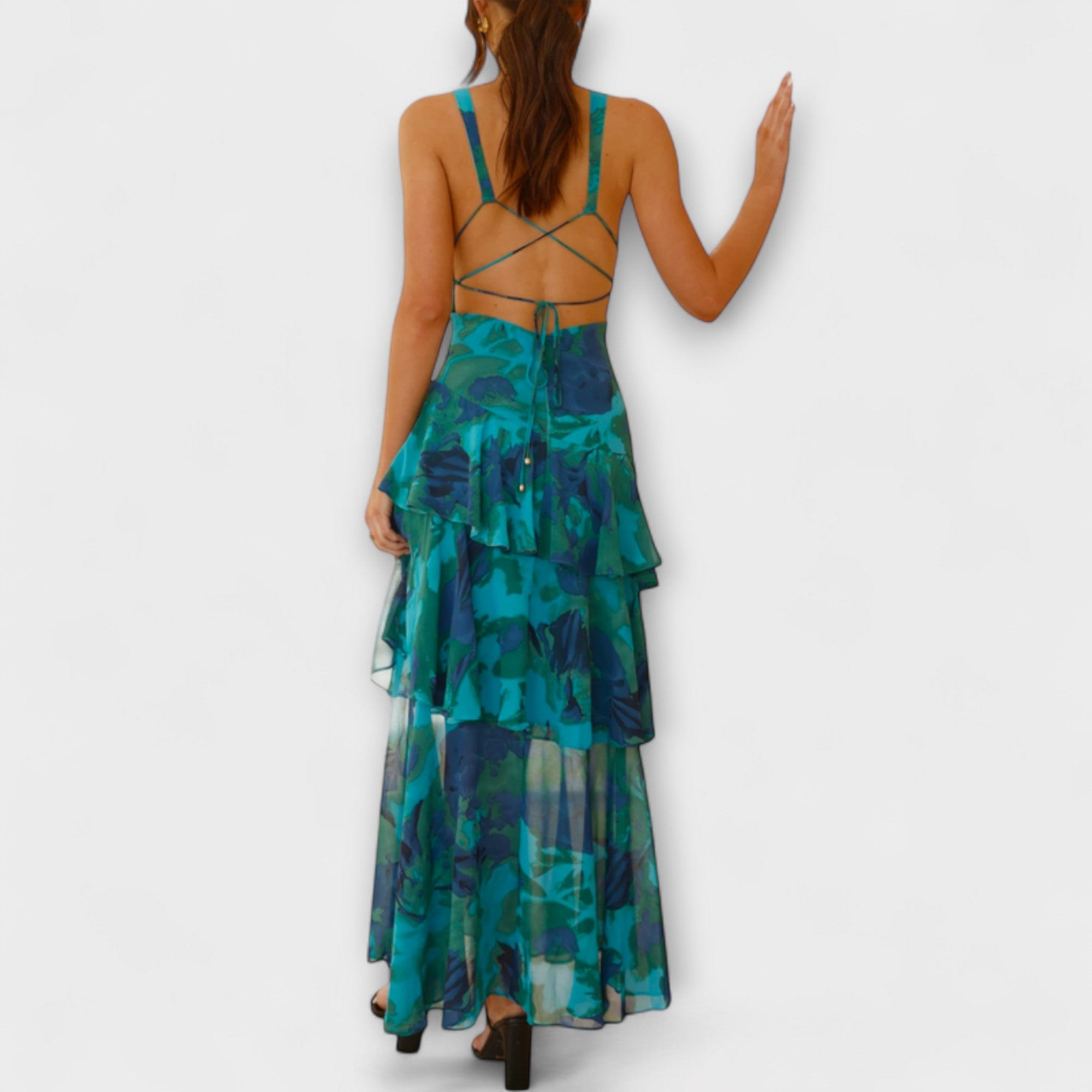 Türkisfarbenes Chiffonkleid mit gekreuzten Rücken-Trägern und mehrlagigem Volantrock