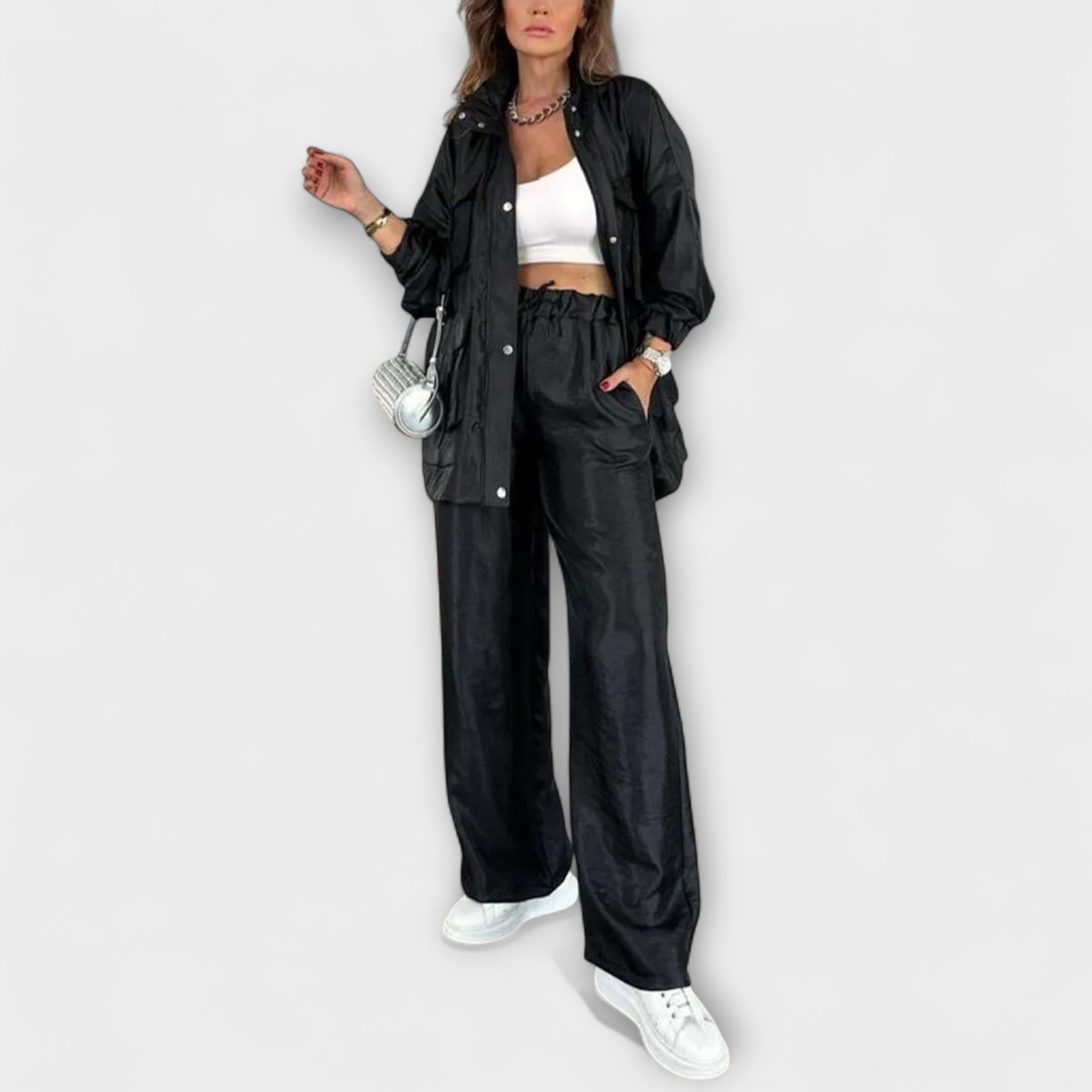 Schwarzes Set aus offener Hemdjacke und locker fallender weiter Hose