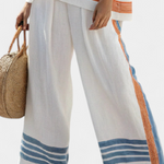 Weite Hose des Ethno-Sets, weiß mit orange-blauen Streifen am Saum und Seiten