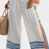 Weite Hose des Ethno-Sets, weiß mit orange-blauen Streifen am Saum und Seiten
