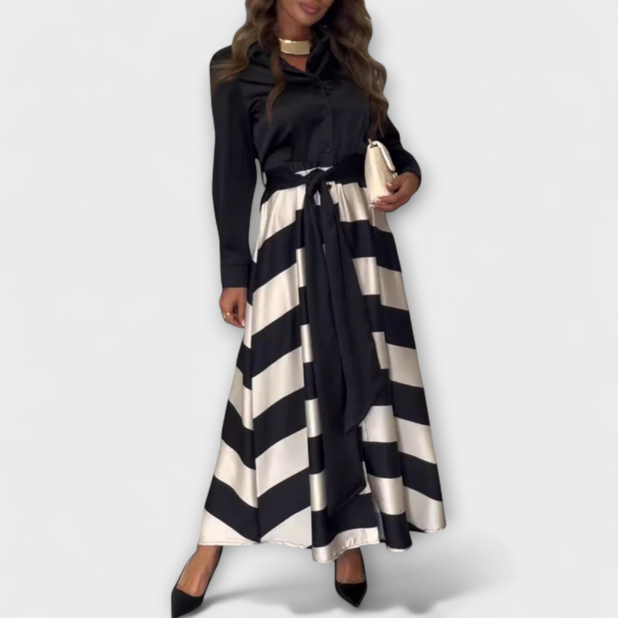 Langes Hemdblusenkleid in Schwarz mit horizontalen Streifen, Knopfleiste und Bindegürtel