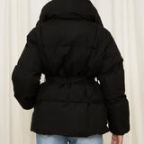 Schwarze Steppjacke von hinten mit Kapuze und Taillengürtel