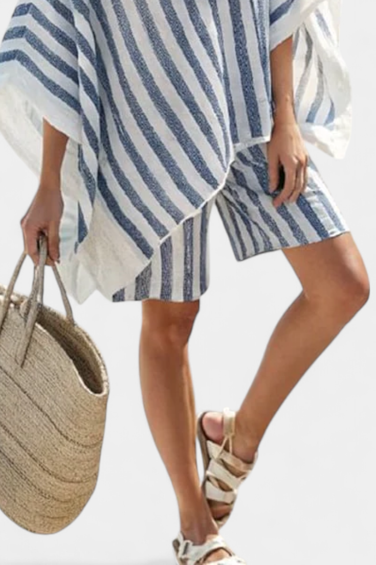 Gestreifte Bluse und Shorts im Detail: Blau-Weiß-Streifen, schräger Saum