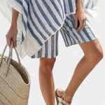 Gestreifte Bluse und Shorts im Detail: Blau-Weiß-Streifen, schräger Saum