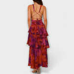 Violett-rot gemustertes Chiffonkleid mit gekreuzten Trägern am Rücken und Volants