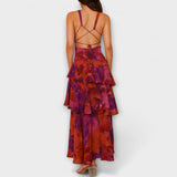 Violett-rot gemustertes Chiffonkleid mit gekreuzten Trägern am Rücken und Volants