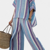 Gestreifter Streifenanzug: weites Oversize-Shirt und weite Hose mit türkis-lila Streifen
