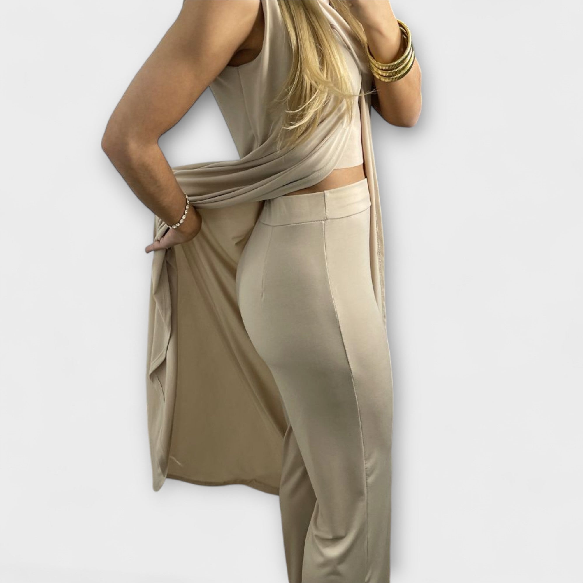 Ärmelloser Jumpsuit in Beige, drapiert, mit weitem Bein und Schlitz