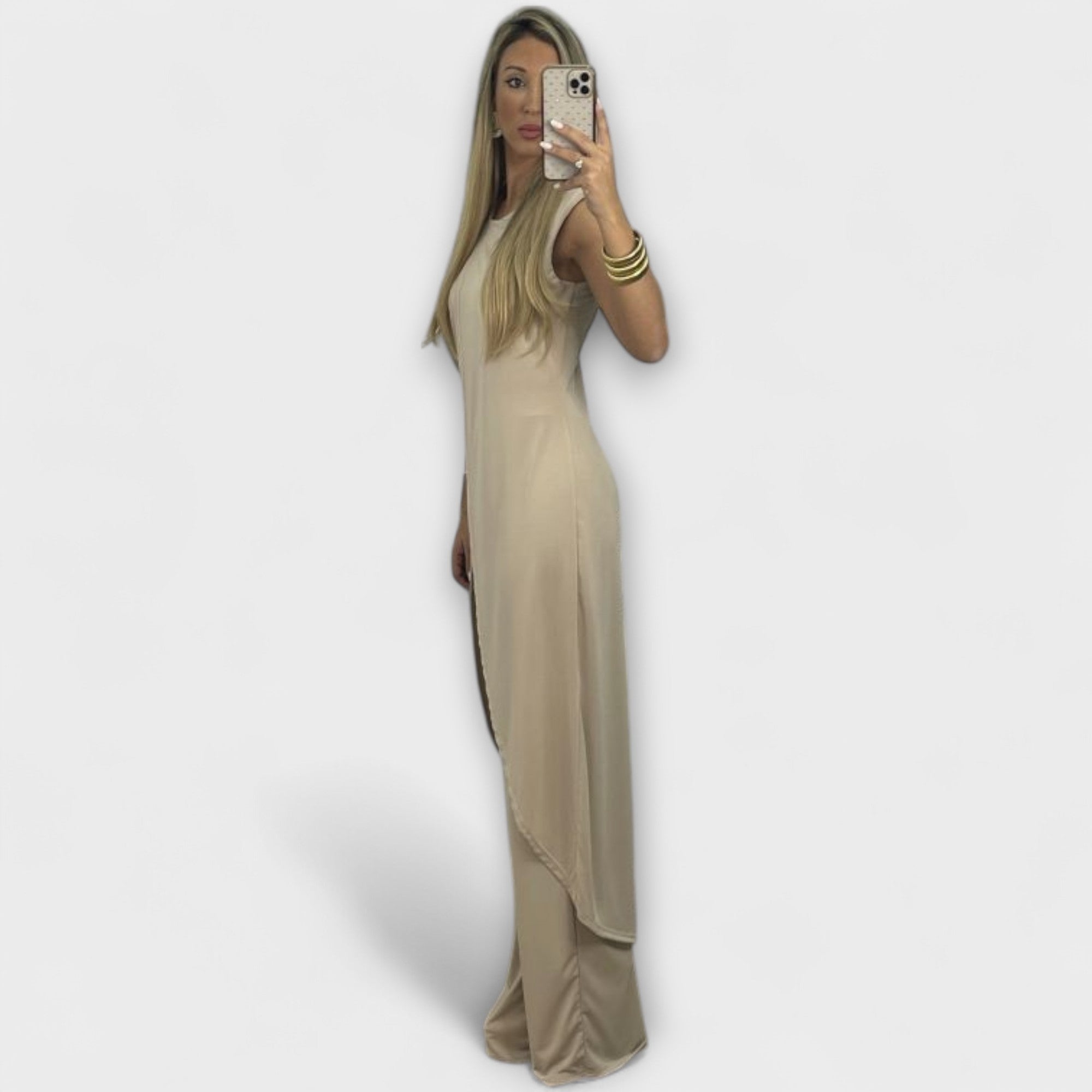 Ärmelloser Maxi-Jumpsuit in Beige mit fließendem Drapé und Schlitz