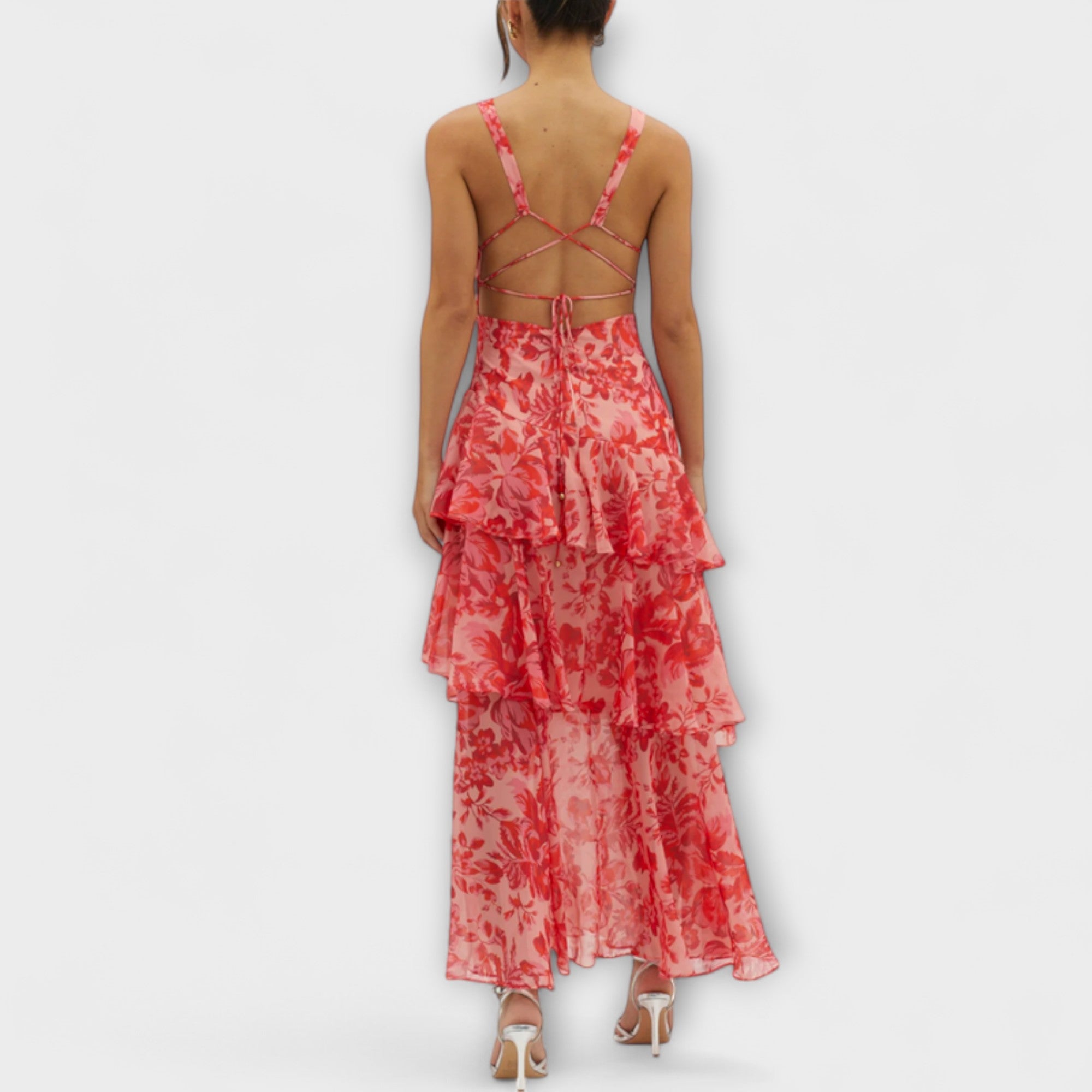 Korallfarbenes Chiffonkleid mit gekreuzten Rücken-Trägern und fallenden Volants