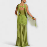 Olivgrünes Schlitzkleid mit Tüllschal über den Schultern und drapiertem Rock