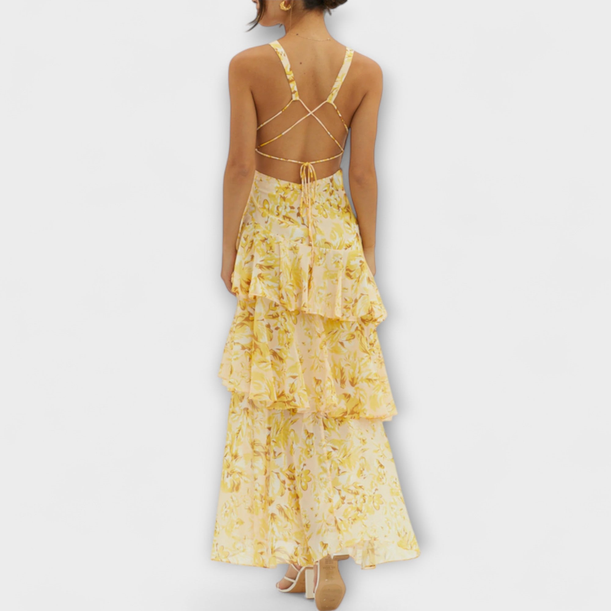 Gelbes Chiffonkleid mit gekreuztem Rückenriemen und mehrlagigem Volantrock