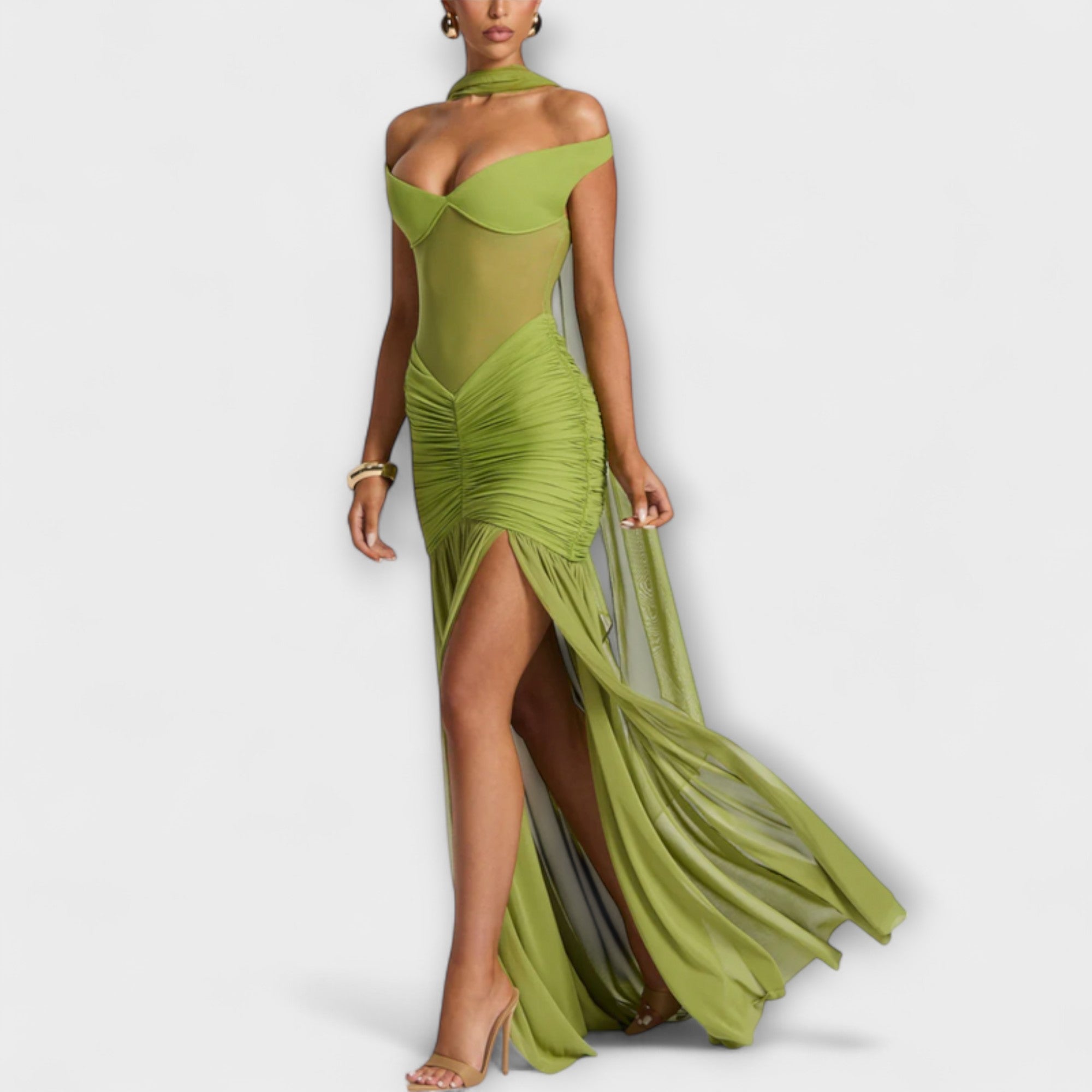Olivgrünes Schlitzkleid mit drapiertem Vorderteil und weitem Tüllschal seitlich