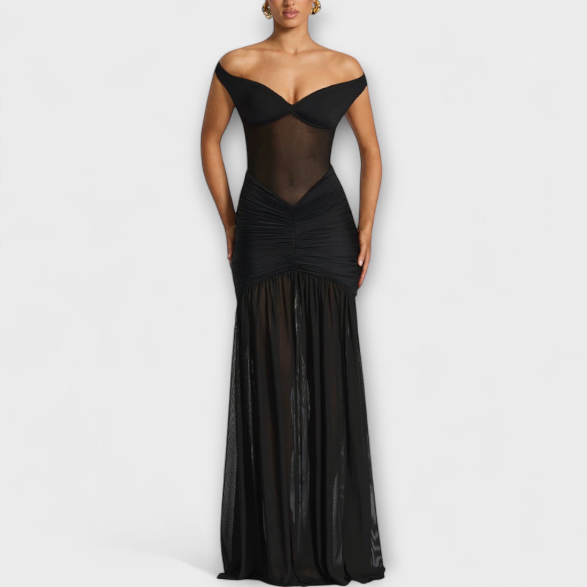 Schwarzes Schlitzkleid mit drapiertem Vorderteil und langem, fließendem Rock