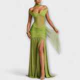 Olivgrünes, schulterfreies Drapier-Schlitzkleid mit Tüllschal und Rückenausschnitt
