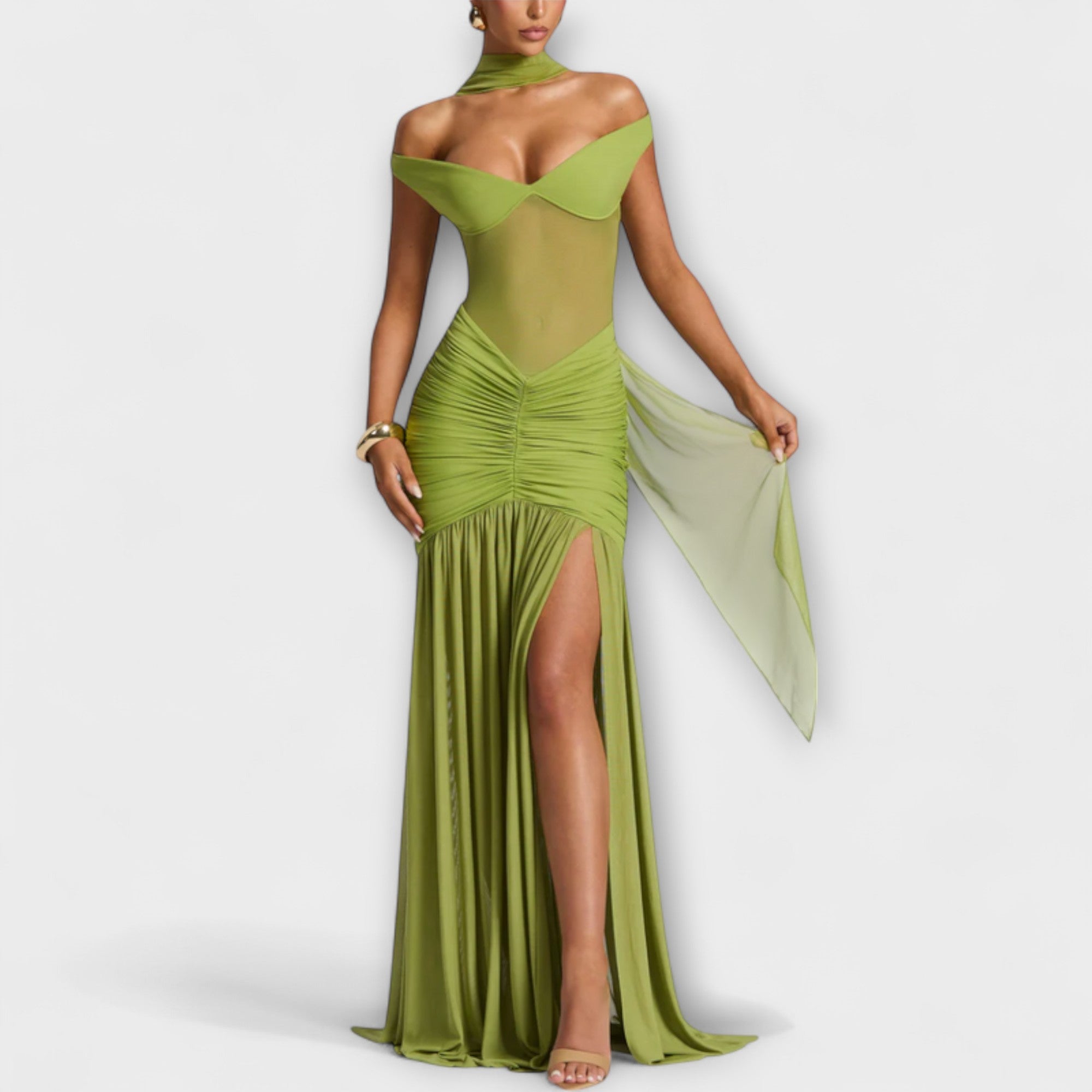 Olivgrünes, schulterfreies Drapier-Schlitzkleid mit Tüllschal und Rückenausschnitt