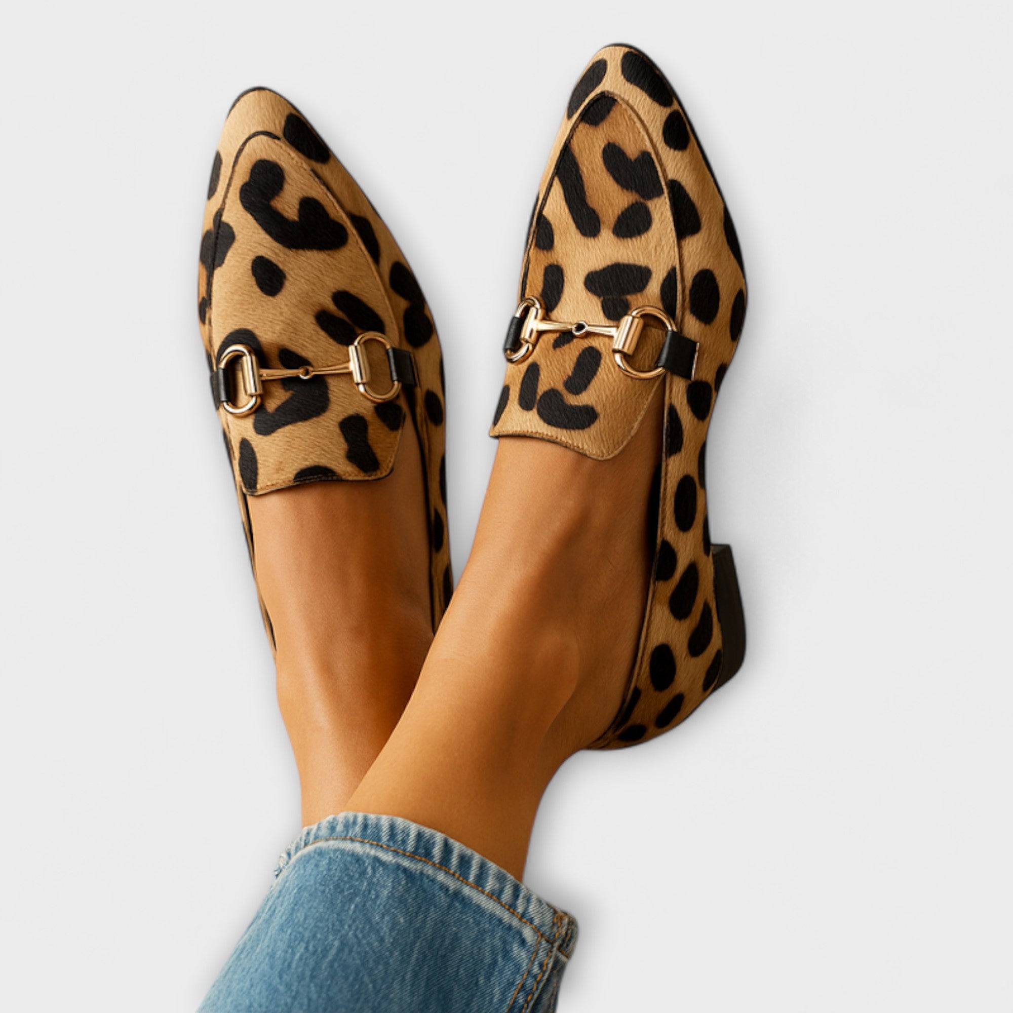 Leopardenmuster-Slipper mit goldfarbener Schnalle und Riemen vorne