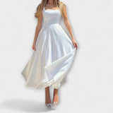 Weißes elegantes Midi-Kleid mit breiten Trägern und weit schwingendem Rock