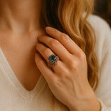 Ring mit natürlichem grünem Kristall
