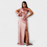 Figurbetontes Satin-Kleid in rosé mit Drapierung vorn, Cutout vorne und langem Schlitz