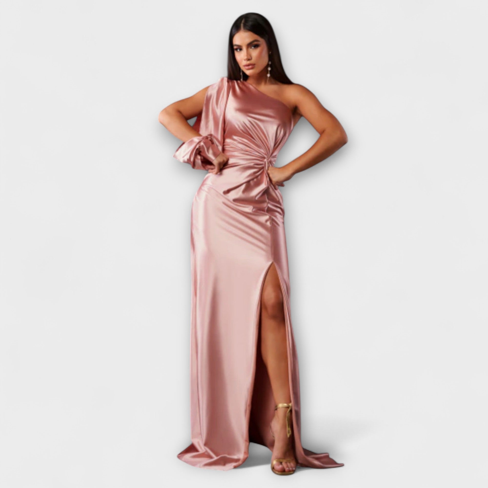 Figurbetontes Satin-Kleid in rosé mit Drapierung vorn, Cutout vorne und langem Schlitz