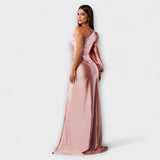 Figurbetontes Satin-Kleid in rosé mit drapiertem Oberteil, Spaghetti-Trägern und langem Schlitz