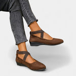 Bequeme Sandalen in Braun mit breitem Riemen und flachem Absatz