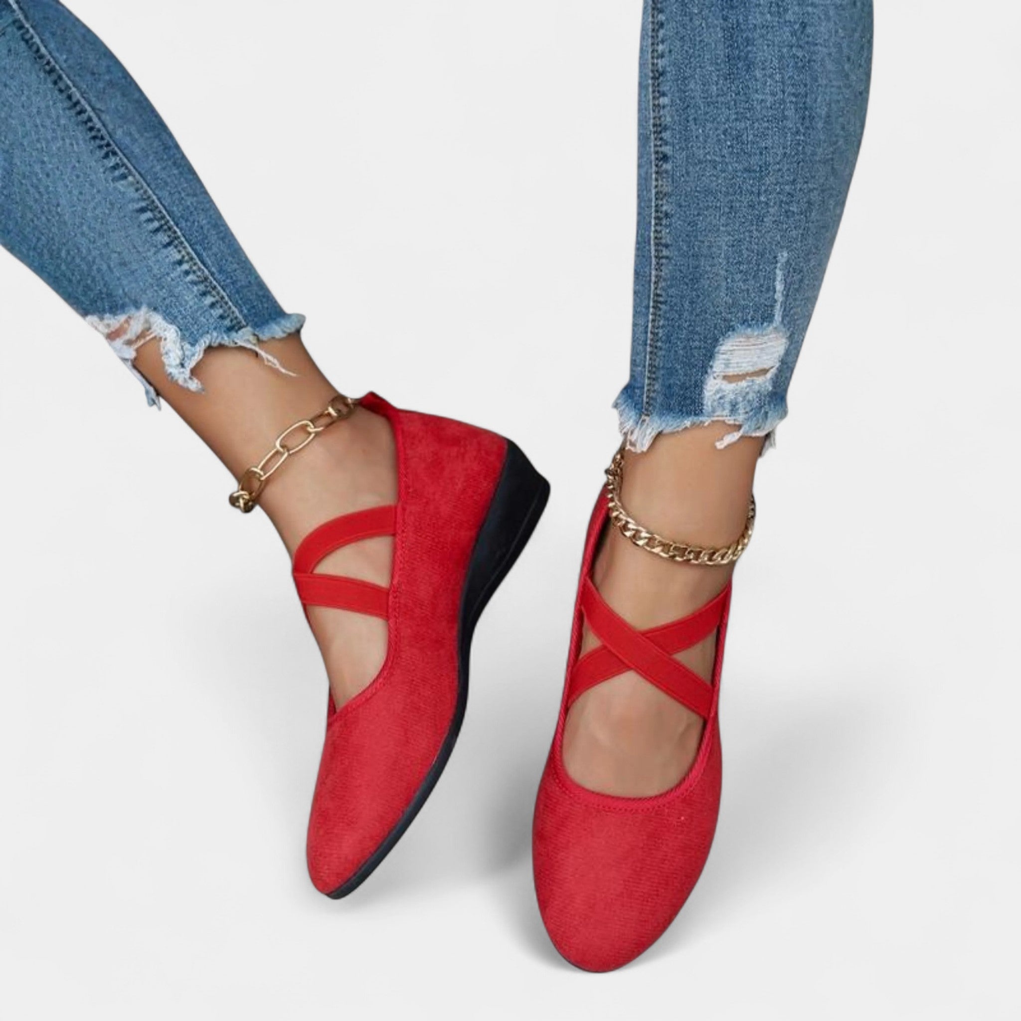 Bequeme Sandalen in Rot mit Riemen und goldener Kette am Knöchel