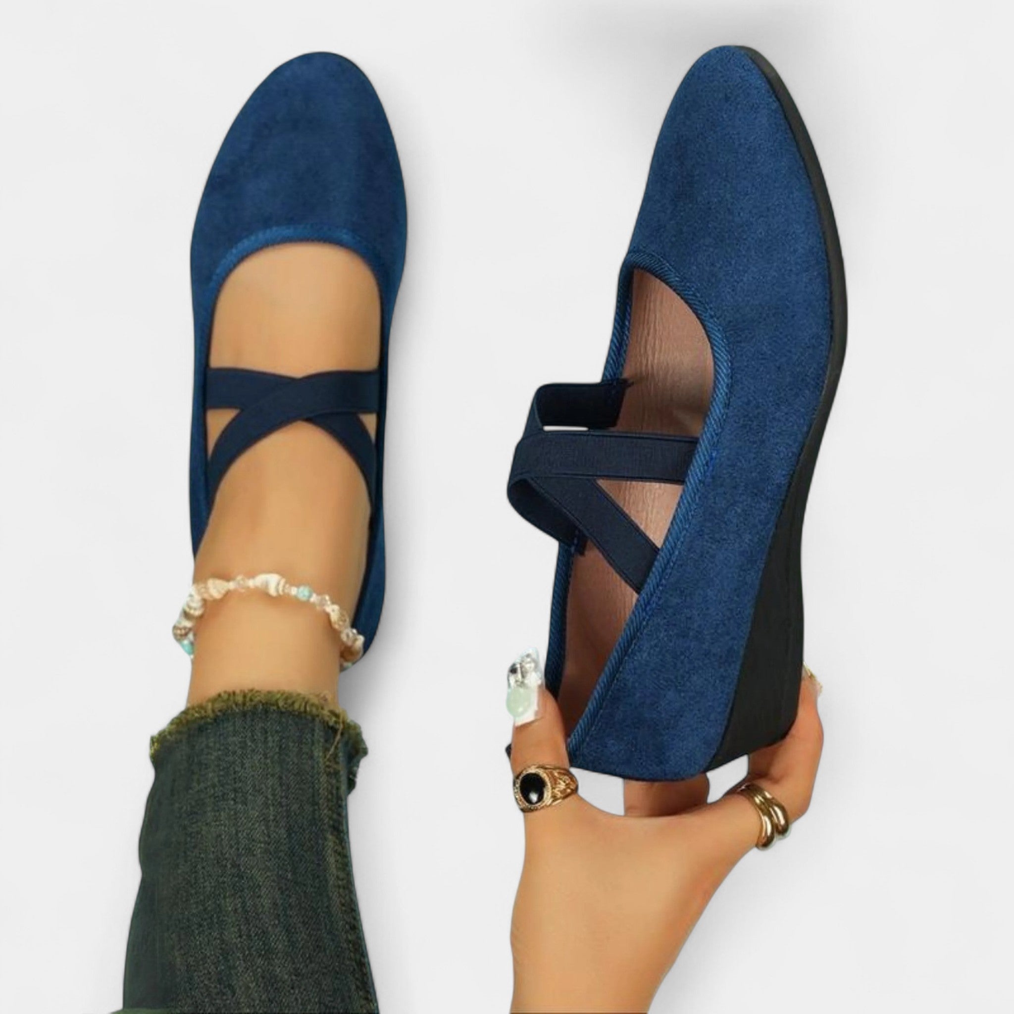 Bequeme Sandalen in Blau mit Knöchelriemen und goldfarbenen Zierdetails