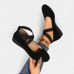 Bequeme Sandalen in Schwarz mit schmalen Riemen und goldfarbener Schnalle