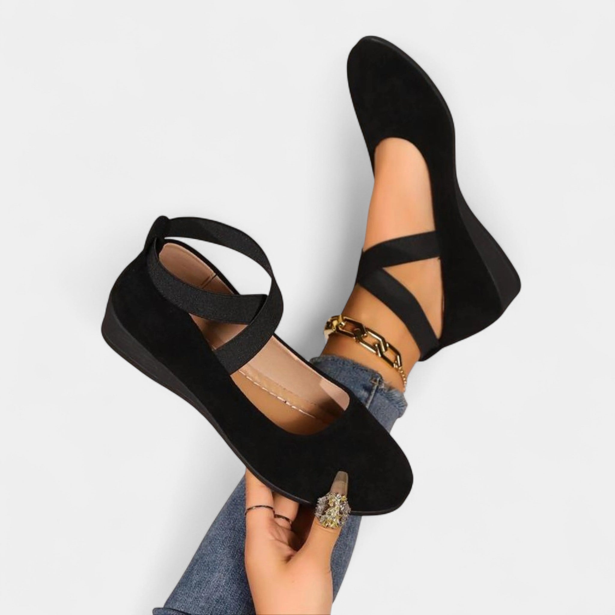 Bequeme Sandalen in Schwarz mit schmalen Riemen und goldfarbener Schnalle