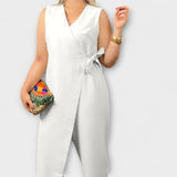 Weißer ärmelloser Jumpsuit mit V-Ausschnitt und Schleifenband am Bund, weitem Bein
