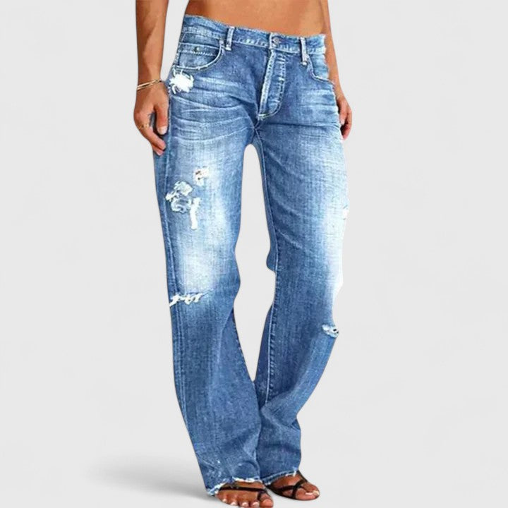 Helle blaue Jeans mit ausgefransten Stellen am Bein, geradem Beinverlauf