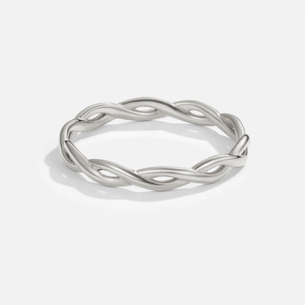 Rotierender Infinity-Ring aus silberfarbenem Metall mit geflochtenen Gliedern