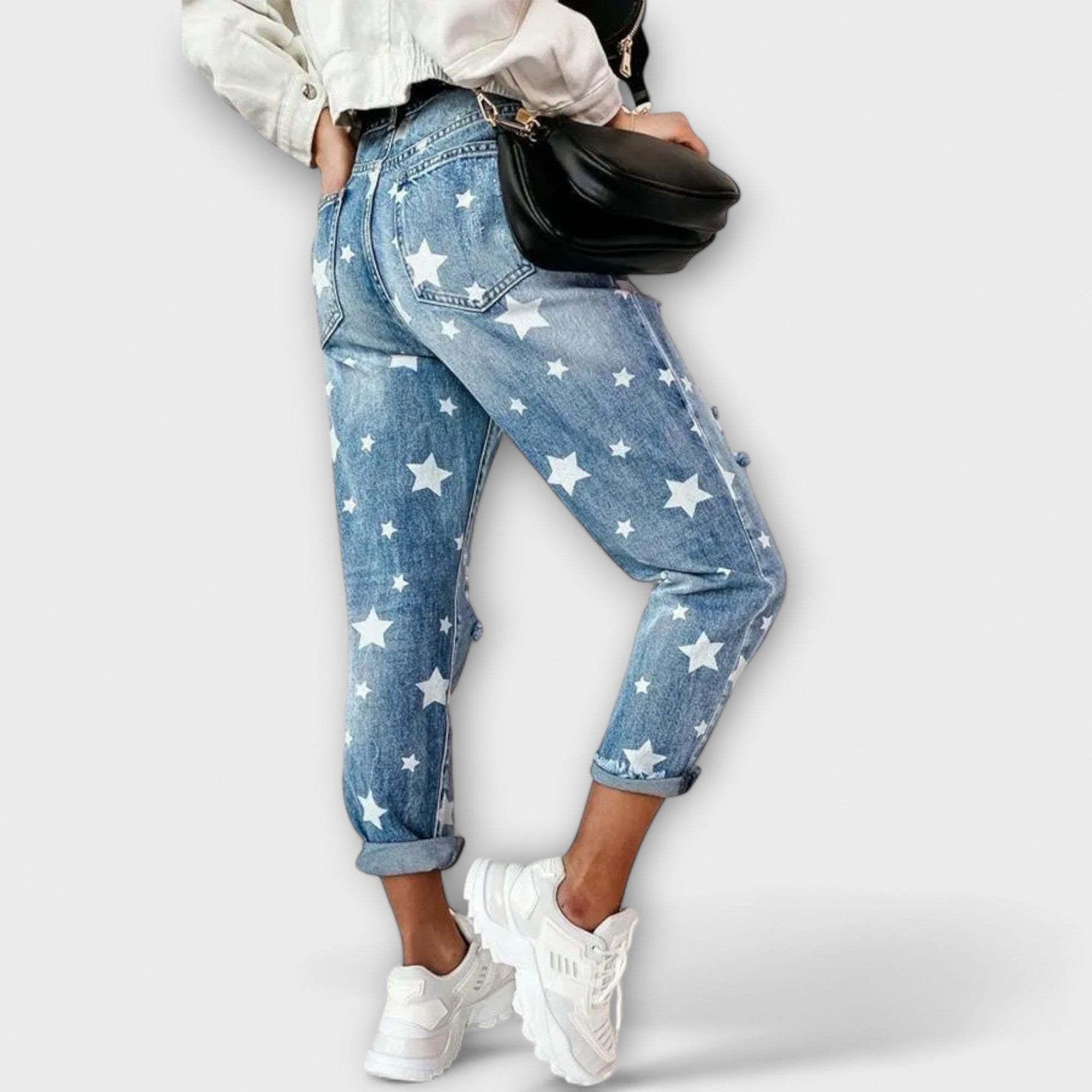 Hellblaue Jeanshose mit Sternprint, Destroyed-Löchern und weitem Umschlag am Beinende