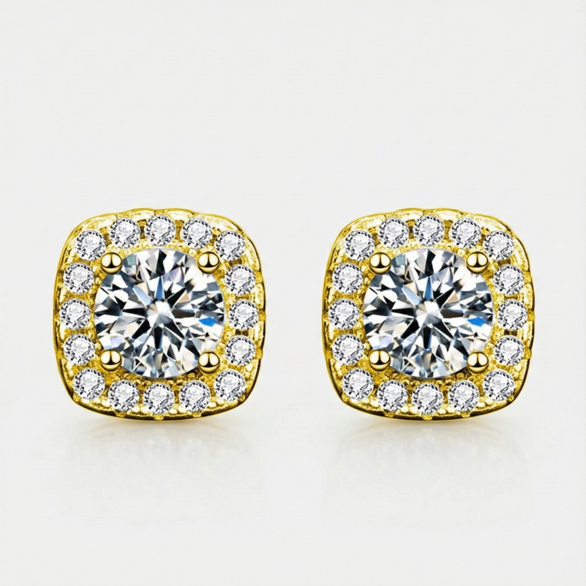 Glenice-Ohrringe in Gold mit quadratischem Zirkonia-Cluster und zentralem Brillantschliff