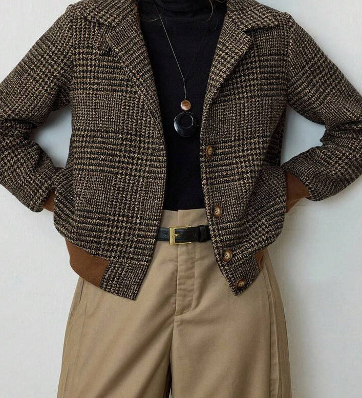 Karierte Wickeljacke, Revers und Druckknöpfe, dunkelbraun, lange Ärmel.