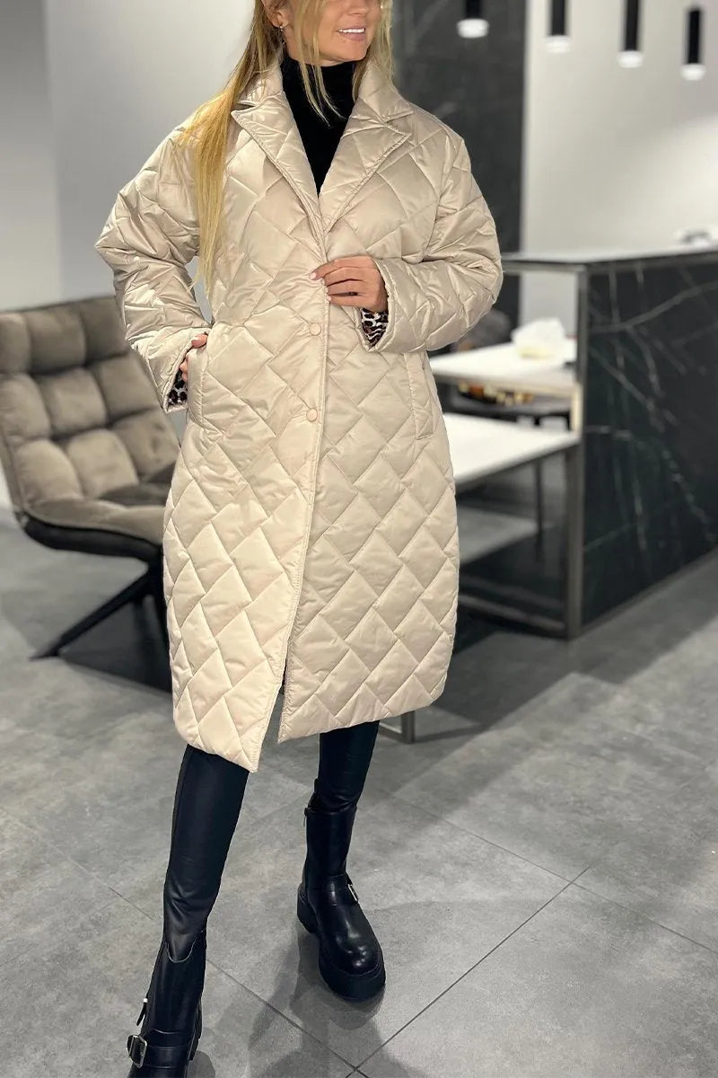 Beiger Steppmantel mit Knopfleiste und Rautensteppung, warmer Wintermantel-Look