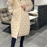 Beiger Steppmantel mit Knopfleiste und Rautensteppung, warmer Wintermantel-Look