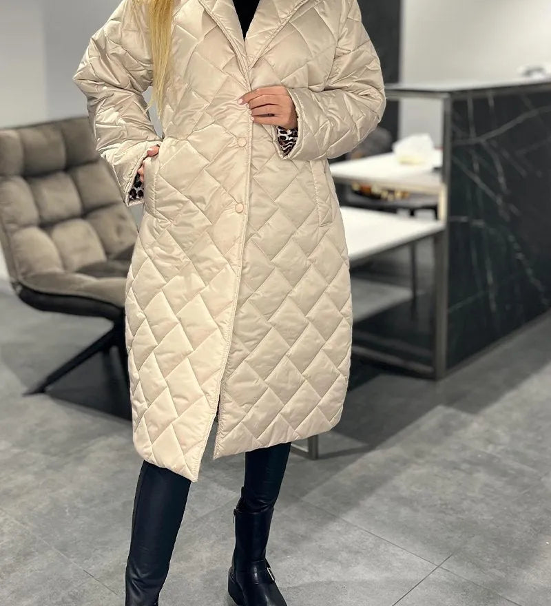 Beiger Steppmantel mit Knopfleiste und Rautensteppung, warmer Wintermantel-Look