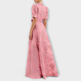Rosa Kleid mit kurzen Puffärmeln und weitem Rock, Taillengürtel, Rückansicht