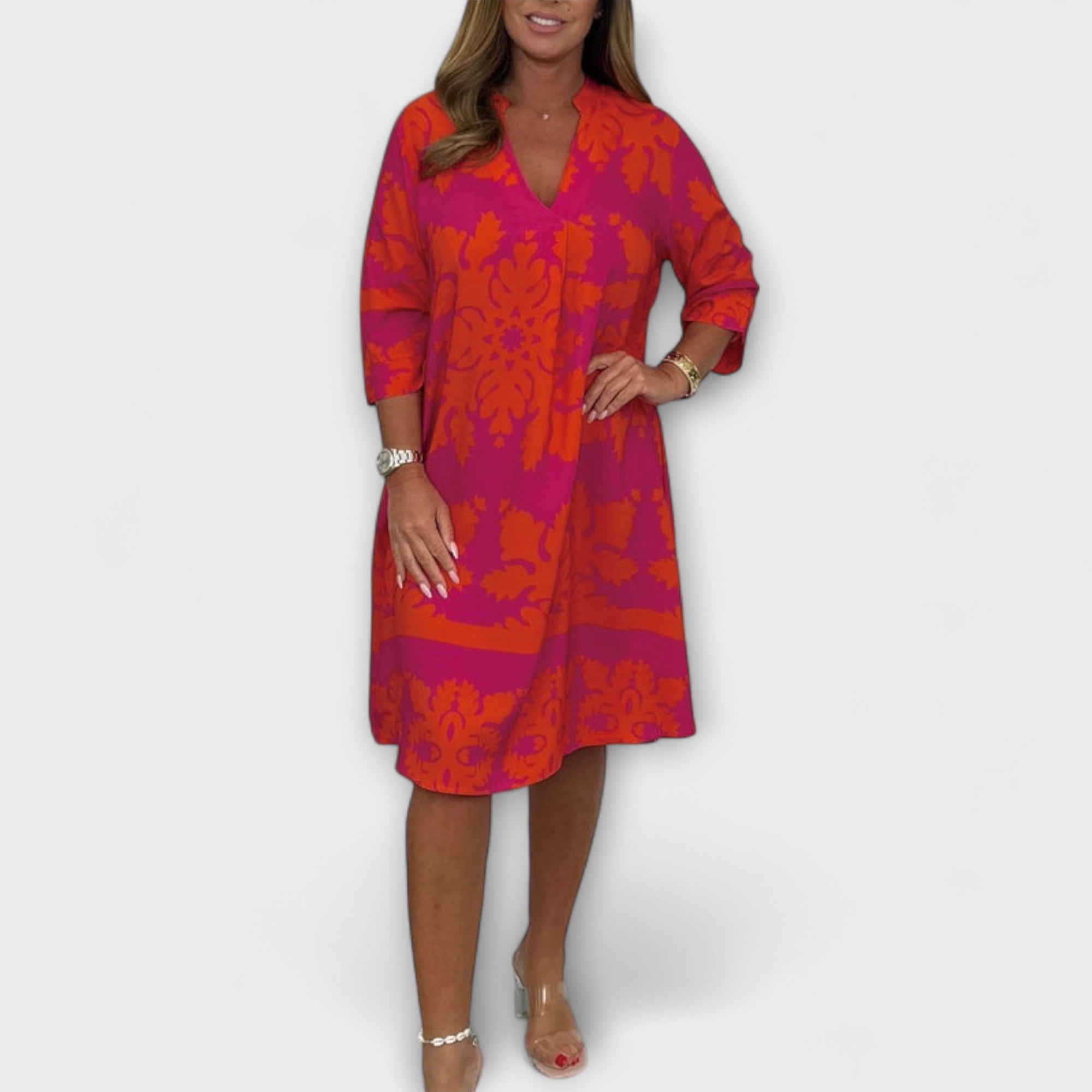 Luftiges Kleid mit V-Ausschnitt, 3/4-Ärmeln und rotem Blumenmuster in Orange