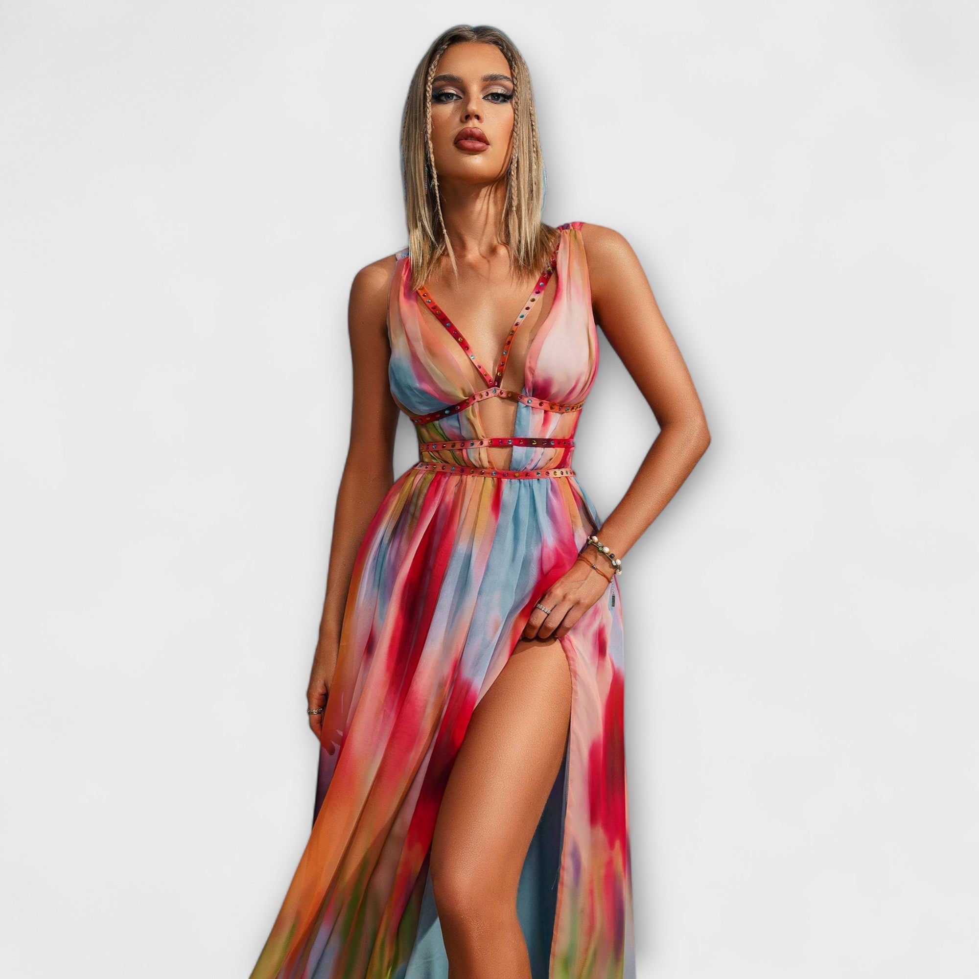 Buntes Maxikleid mit V-Ausschnitt, schmalen Trägern und Taillengürtel aus Riemen.