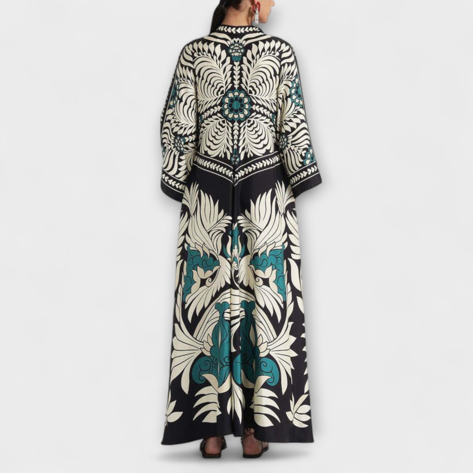 Maxikleid mit Rückansicht, floralem Blattmuster auf schwarzem Grund, hoher Kragen