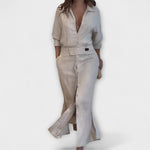Beiges Maxikleid mit V-Ausschnitt, Knopfleiste und Taillengürtel, Seitenschlitz