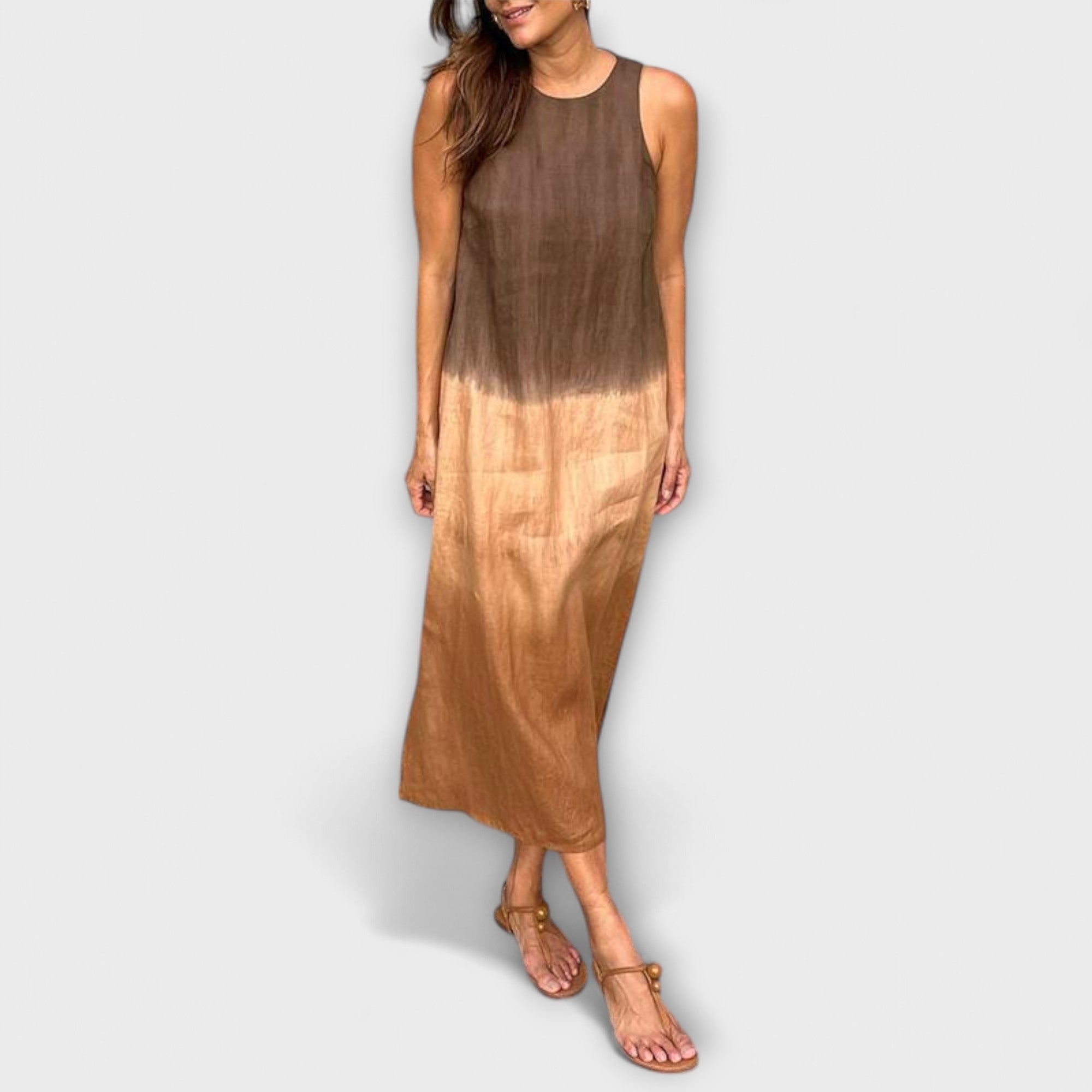 Elegantes Druckkleid, ärmellos, Rundhalsausschnitt, braun-beige Verlaufsmuster.
