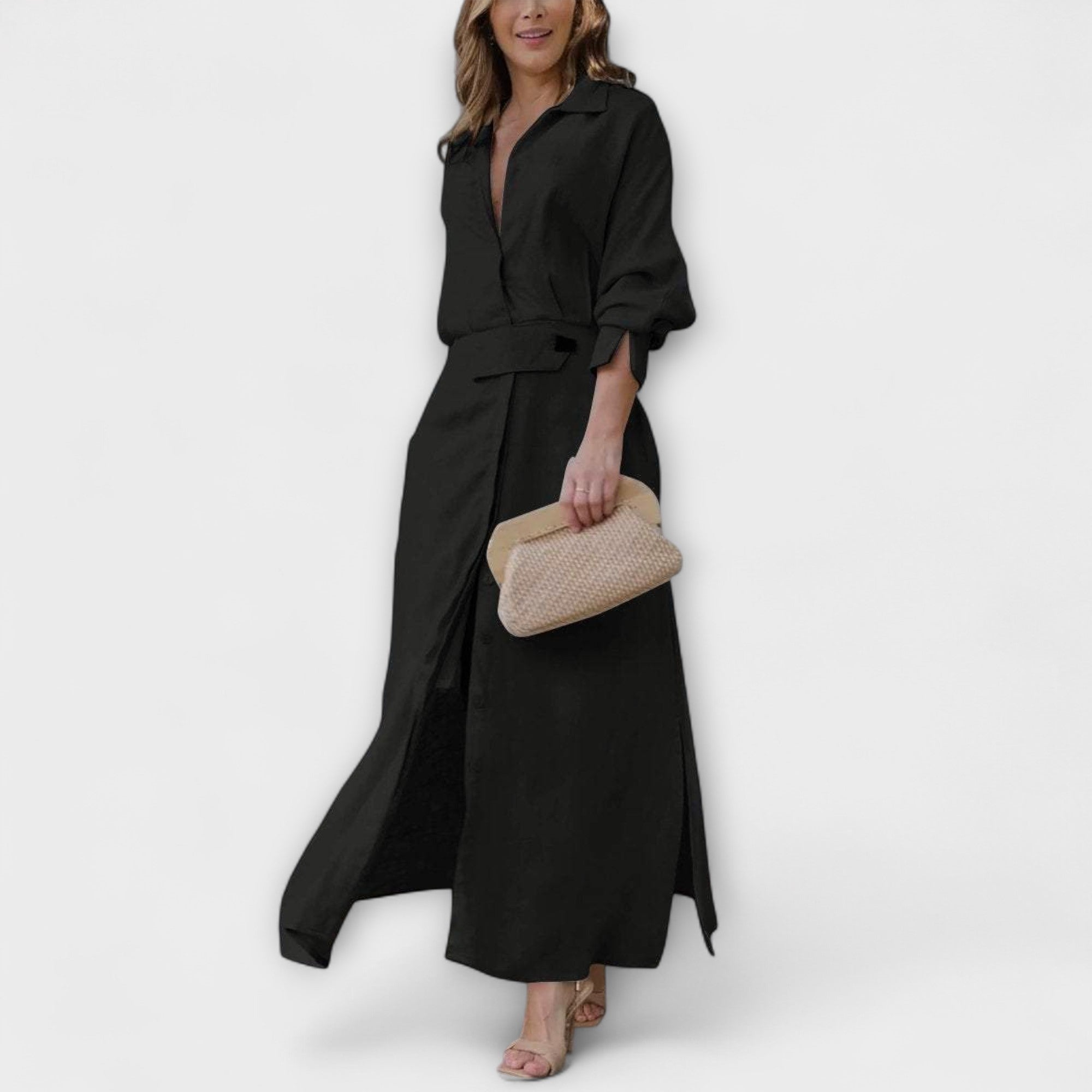 Schwarzes Maxikleid mit V-Ausschnitt, Knopfleiste und Taillengürtel, Schlitz vorn