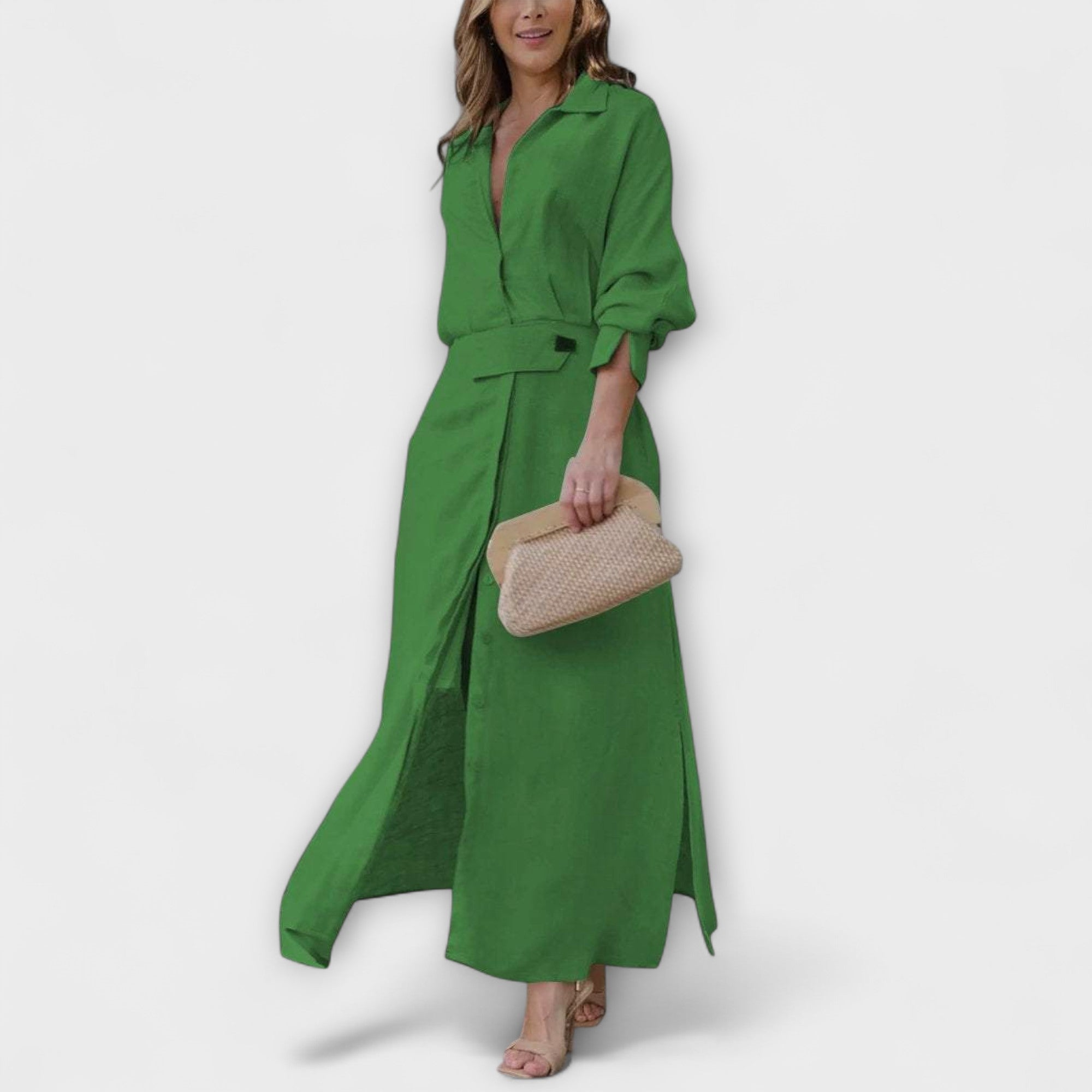 Grünes Maxikleid mit V-Ausschnitt, Knopfleiste und Taillengürtel, fließender Rock